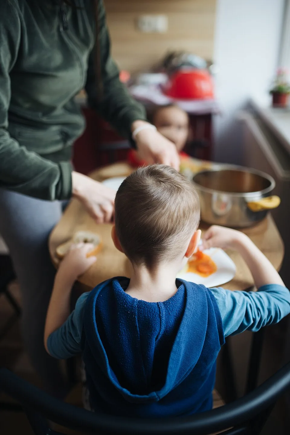 Famille réunie autour de la cuisine